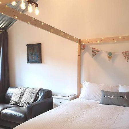 The Bothy Near Tenby, Big Projector Screen, Four-Poster Bed, On-Site Hot Tub Access Via Spa Pack, Breakfast Eksteriør billede