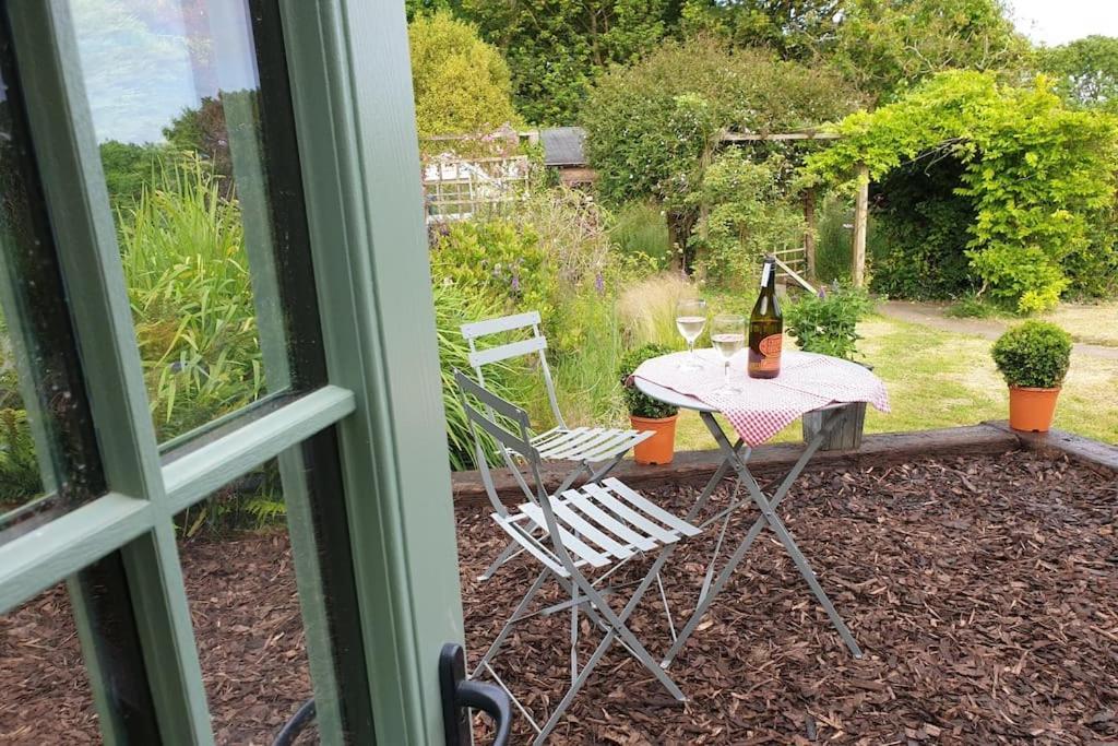 The Bothy Near Tenby, Big Projector Screen, Four-Poster Bed, On-Site Hot Tub Access Via Spa Pack, Breakfast Eksteriør billede