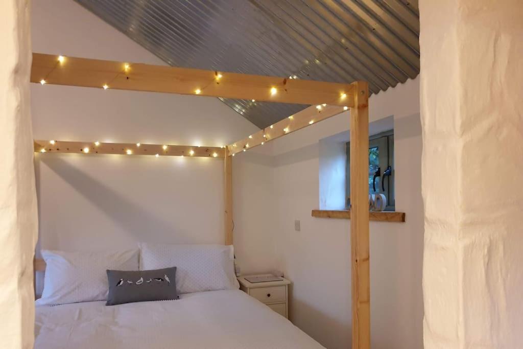 The Bothy Near Tenby, Big Projector Screen, Four-Poster Bed, On-Site Hot Tub Access Via Spa Pack, Breakfast Eksteriør billede