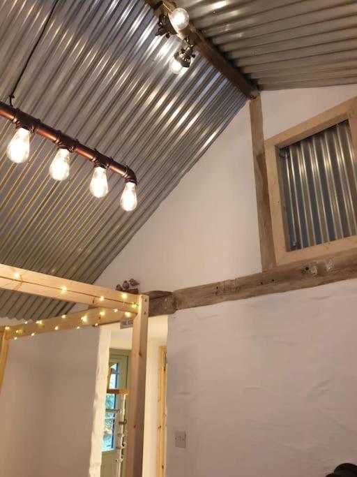 The Bothy Near Tenby, Big Projector Screen, Four-Poster Bed, On-Site Hot Tub Access Via Spa Pack, Breakfast Eksteriør billede