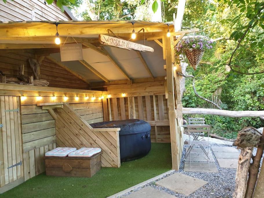 The Bothy Near Tenby, Big Projector Screen, Four-Poster Bed, On-Site Hot Tub Access Via Spa Pack, Breakfast Eksteriør billede