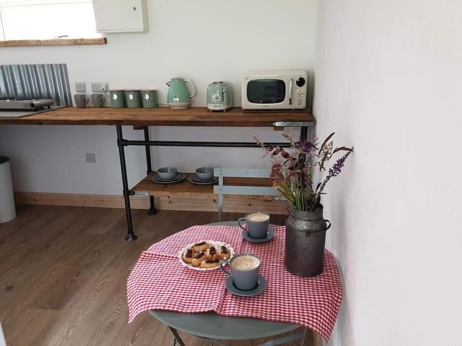 The Bothy Near Tenby, Big Projector Screen, Four-Poster Bed, On-Site Hot Tub Access Via Spa Pack, Breakfast Eksteriør billede
