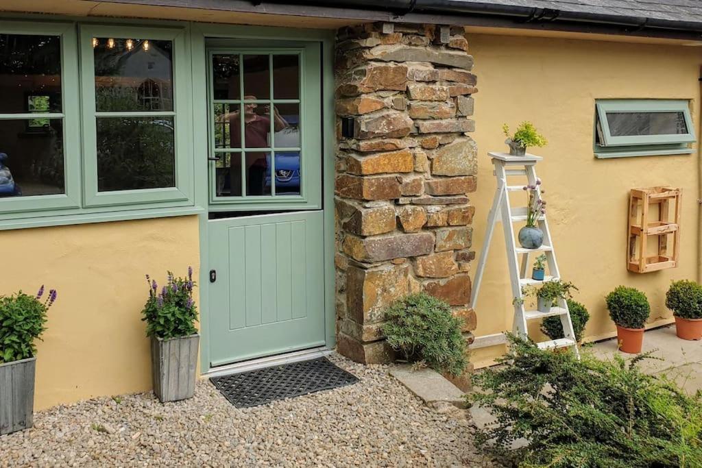 The Bothy Near Tenby, Big Projector Screen, Four-Poster Bed, On-Site Hot Tub Access Via Spa Pack, Breakfast Eksteriør billede