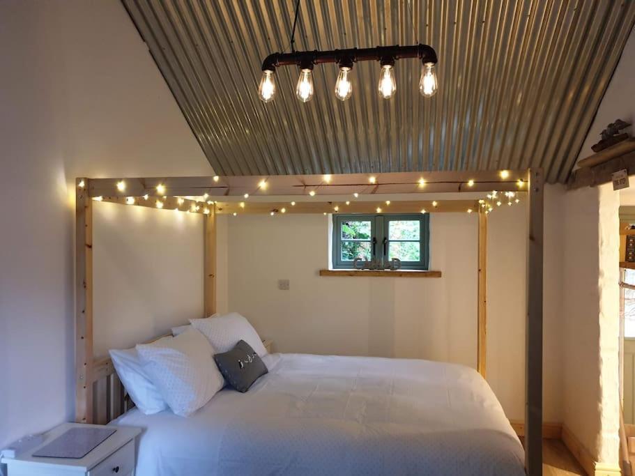 The Bothy Near Tenby, Big Projector Screen, Four-Poster Bed, On-Site Hot Tub Access Via Spa Pack, Breakfast Eksteriør billede